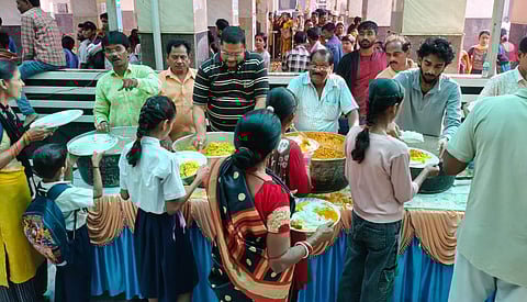 खड़गपुर के मालिंचा बालाजी मंदिर में किया जा रहा महाभोग वितरण