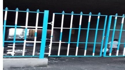 अंबेडकर ब्रिज के नीचे लगाये गये बैरिकेट 