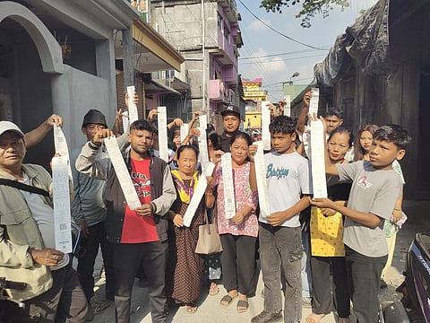 बिजली बिल दिखाते ग्रामीण