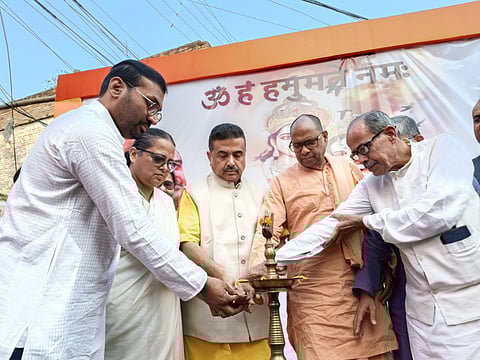 मंच पर राज्य के विपक्षी नेता शुभेंदु अधिकारी और अन्य लोग

