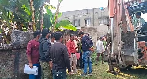 अतिक्रमण के खिलाफ निगम ने चलाया बुलडोजर