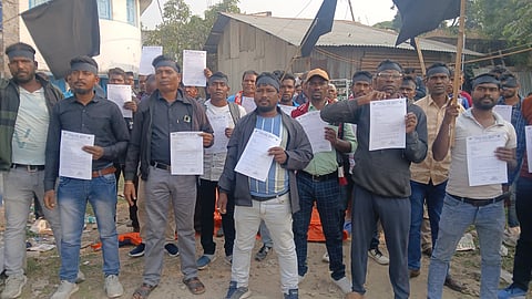 प्रदर्श में शामिल आदिवासी सिंगल अभियान के कार्यकर्त्ता
