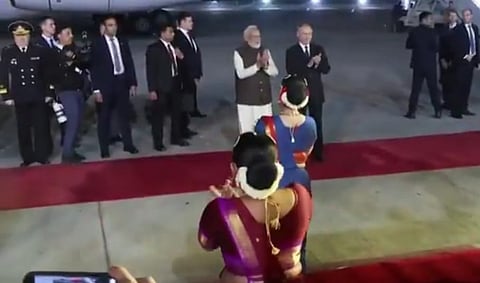 शिखर वार्ता करने भारत पहुंचे रूसी राष्ट्रपति पुतिन, मोदी ने एयरपोर्ट पर किया स्वागत, एक कार में दोनों नेता हुए रवाना