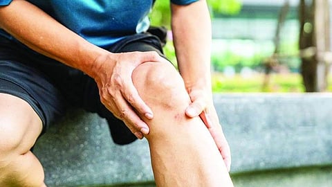 घुटने का दर्द : कारण, बचाव और होम्योपैथी उपचार 