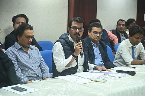 प्रेस कांफ्रेंस को संबोधित करते हुए   फेडरेशन के अध्यक्ष स्वरूप विश्वास 