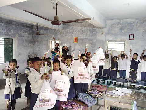 124 स्कूली बच्चों को दी गईं विभिन्न सामग्रियां