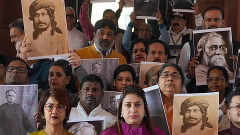 ‘वंदे मातरम्’ बहस में बंगाल के नायकों के ‘अपमान’ के खिलाफ तृणमूल सांसदों का संसद में मौन प्रदर्शन