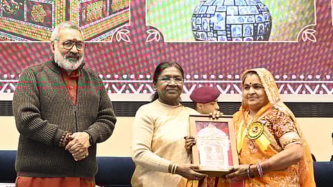 राष्ट्रपति ने 99  शिल्पकारों को शिल्प गुरु एवं राष्ट्रीय हस्तशिल्प पुरस्कार प्रदान किए