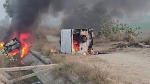 किसानों ने गाड़ियों में तोड़फोड़ की और आग लगा दी