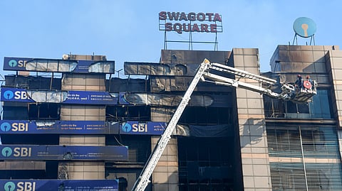 गुवाहाटी में लगी भीषण आग 33 घंटे से बेकाबू, कई एजेंसियां बचाव कार्य में जुटीं