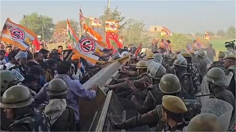 पुलिस ने बल प्रयोग किया