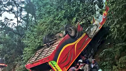 आंध्र प्रदेश में बस घाटी में गिरी, नौ लोगों की मौत, 23 घायल, पीएम मोदी ने जताया दुख