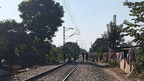 रेल की पटरी पर इकठ्ठा हुए लोग 