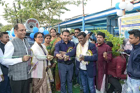 सांसद बापी हालदार सड़क निर्माण की आधारश‌िला रखते हुए, साथ में हैं डीएम अरविंद कुमार मीना, नीलिमा मिस्त्री विशाल, नारायण स्वरूप निगम व अन्य 