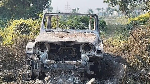 जंगल के बीच जलकर राख हुई लग्जरी कार