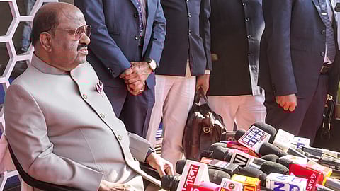 राज्यपाल ने सॉल्टलेक स्टेडियम का दौरा कर घटनास्थल का किया निरीक्षण 

