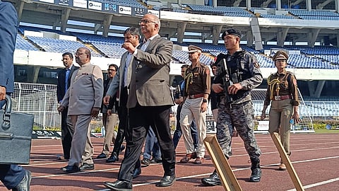 रविवार को राज्यपाल डॉ. सी.वी. आनंद बोस ने सॉल्टलेक स्टेडियम का दौरा किया। साथ में हैं मुख्य सचिव डॉ. मनोज पंत 
