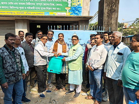 विधायक डॉ. आलोक जलदाता किसानों में वितरित कृषि उपकरण वितरित करते हुए 