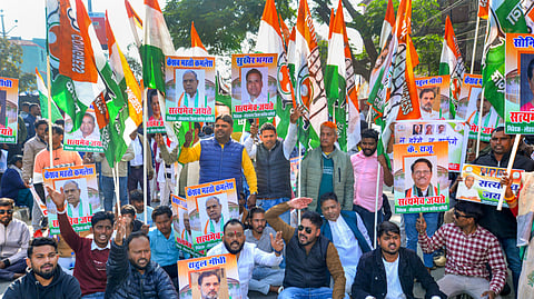 रांची में BJP प्रदेश मुख्यालय के बाहर कांग्रेस कार्यकर्ताओं का प्रदर्शन