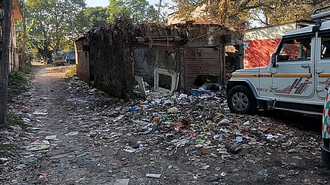 दिन के समय सुनसान नशेड़ियों का अड्डा
