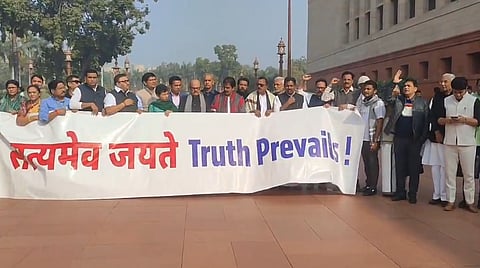 कांग्रेस सांसदों ने हेराल्ड मामले पर संसद परिसर में किया प्रदर्शन, प्रधानमंत्री का मांगा इस्तीफा