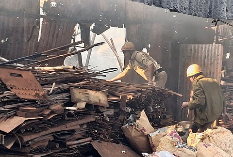 गोदाम में आग बुझाते हुए दमकल कर्मी