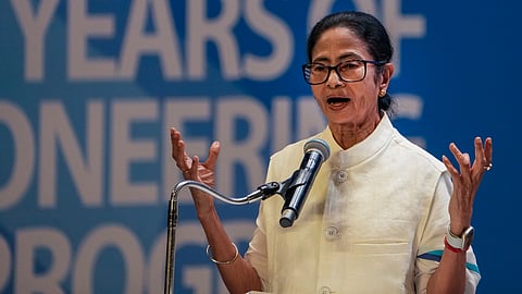 ममता ने केंद्र पर साधा निशाना, कहा - राज्य में गांधी के नाम पर रखेंगे रोजगार योजना का नाम

