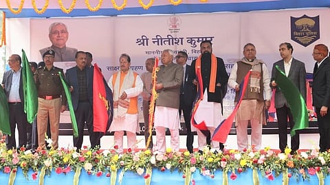 पटना में मोबाइल फॉरेंसिक लैब वाहनों को हरी झंडी दिखाते हुए मुख्यमंत्री नीतीश कुमार व अन्य