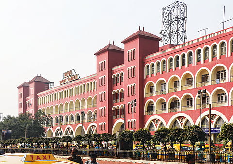 हावड़ा स्टेशन की भव्य इमारत केवल यातायात का केंद्र नहीं, बल्कि स्थापत्य कला का एक उत्कृष्ट उदाहरण