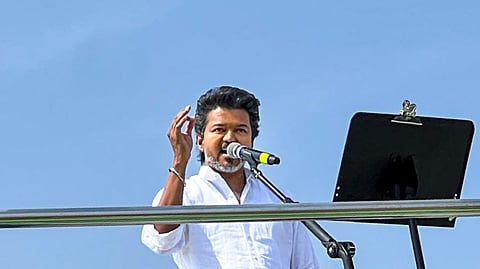 विजय की रैली में उमड़ी भीड़, बाकी दलों के लिए खतरे की घंटी तो नहीं