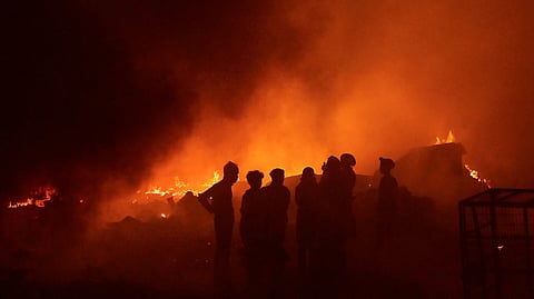 कांकुरगाछी के लोहा पट्टी स्क्रैप गोदाम में भयावह आग, इलाके में मची अफरा-तफरी 