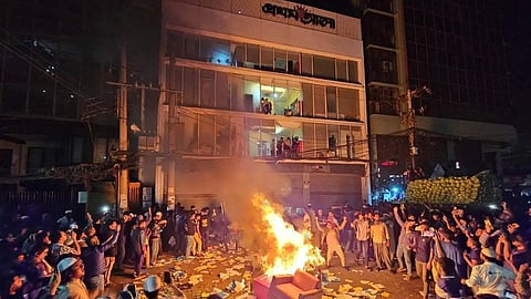 बांग्लादेश में फिर क्यों भड़की हिंसा कि दो  अखबारों के ऑफिस फूंक दिये गये? 