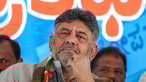 डीके शिवकुमार कांग्रेस आलाकमान से मिलने के लिए बेताब, सिद्धरमैया कुर्सी पर चिपके