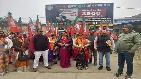 सदर अस्पताल परिसर में प्रदर्शन करते BJP नेता व कार्यकर्ता
