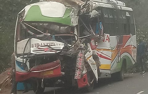 पश्चिम मिदनापुर के सालबोनी इलाके में दुर्घटनाग्रस्त बस