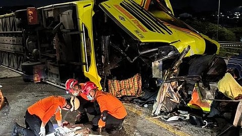 इंडोनेशिया में बस दुर्घटनाग्रस्त, कम से कम 16 लोगों की मौत