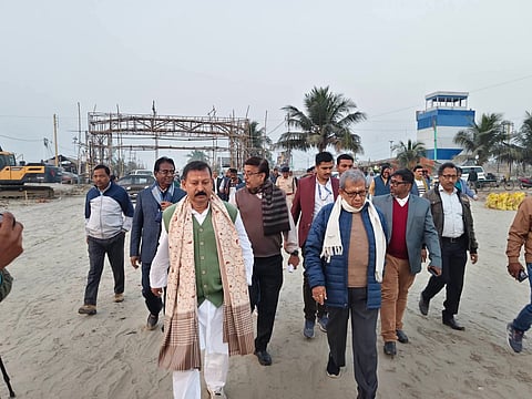 सिंचाई मंत्री मानस रंजन भुइयां मेला गंगासागर मेला ग्राउंड मेला ग्रांउड का  परिदर्शन करते हुए 