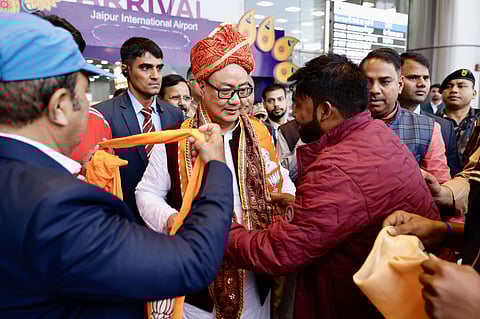 इधर रोकने के लिए सुप्रीम कोर्ट में याचिका, उधर रिजिजू ने प्रधानमंत्री की तरफ से अजमेर शरीफ दरगाह पर चढ़ाई चादर