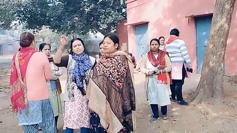 महिलाओं ने फिल्टर प्लांट पर ताला जड़ किया प्रदर्शन