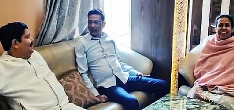 TMC councillor spotted with Arjun Singh!