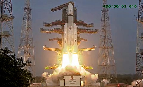 इसरो के बाहुबली राकेट ने दिखाया दम,  अमेरिकी कंपनी के उपग्रह को पहुंचाया अंतरिक्ष में