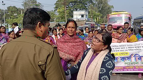 वेतन वृद्धि की मांग पर आशा कर्मियों ने किया सड़क जाम