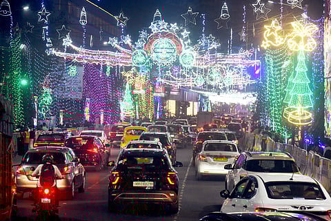 बुधवार की रात पार्क स्ट्रीट से गुजरते हुए वाहन