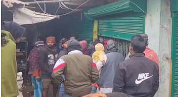 Daring robbery at a gold shop: Jewelry and cash worth 40 lakhs stolen.