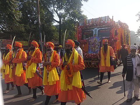 नगर भ्रमण कीर्तन में शामिल भक्त

