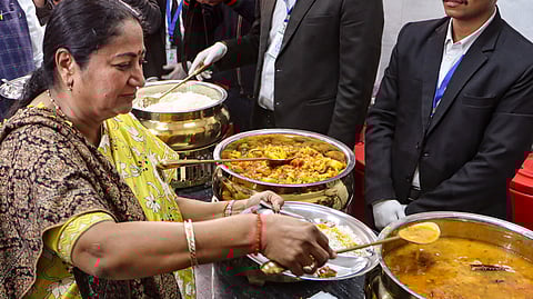 दिल्ली में शुरू हुई अटल कैंटीन, 5 रुपये में मिलेगा बहुत कुछ 