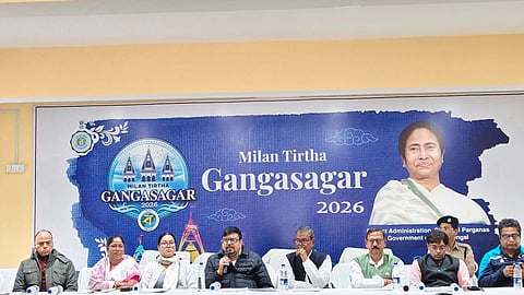  शुक्रवार को दमकल विभाग के मंत्री सुजीत बोस गंगासागर पहुंचे। उन्होंने मेले के कार्यालय में अग्निशमन विभाग के अधिकारियों के साथ एक महत्वपूर्ण बैठक की। बैठक के बाद मीडिया को संबोधित करते मंत्री। साथ में हैं मंत्री बंकिम चंद्र हाजरा, डीजी फायर रनवीर कुमार सहित विभाग के कई वरिष्ठ अधिकारी