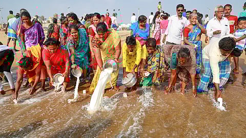 तमिलनाडु: सुनामी की 21वीं बरसी, जान गंवाने वालों की याद में निकाला गया मौन जुलूस