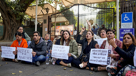 सेंगर की सजा के निलंबन के विरोध में कोर्ट के बाहर पीड़ित परिवार का प्रदर्शन