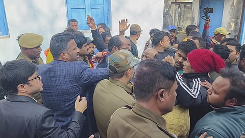 हियरिंग को लेकर आपस में भिड़े भाजपा और तृणमूल समर्थक